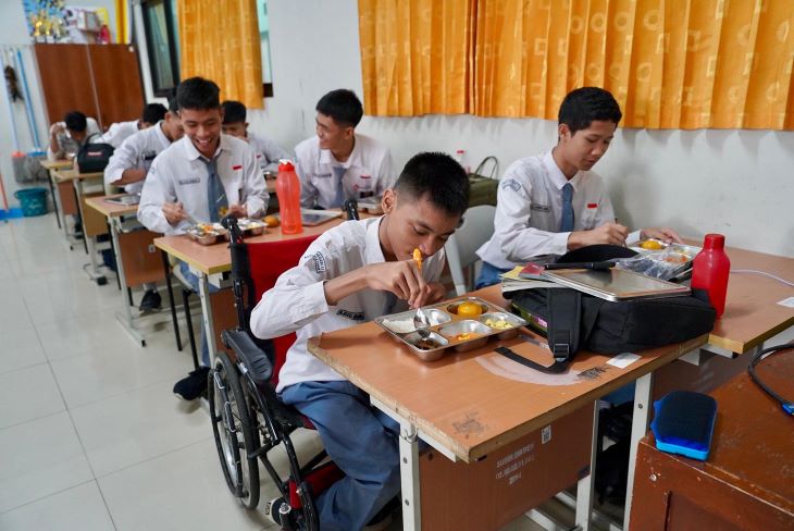 Makan siang gratis di SMAN 11 Cakung, Jakarta Timur. Foto: Dok Kemenko Polkam