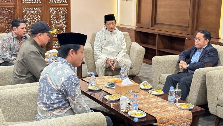 Menag Nasaruddin setibanya di Bandara Soekarno-Hatta usai kunjungan kerjanya ke Arab Saudi dalam rangka persiapan penyelenggaraan ibadah haji 1446H/2025M.