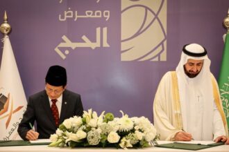 Menag Nasaruddin Umar bersama Menteri Haji dan Umrah Arab Saudi Tawfiq F. Al-Rabiah sedang menandatangani MoU Perhajian 1446 H/2025 M, Minggu (12/1/2025)