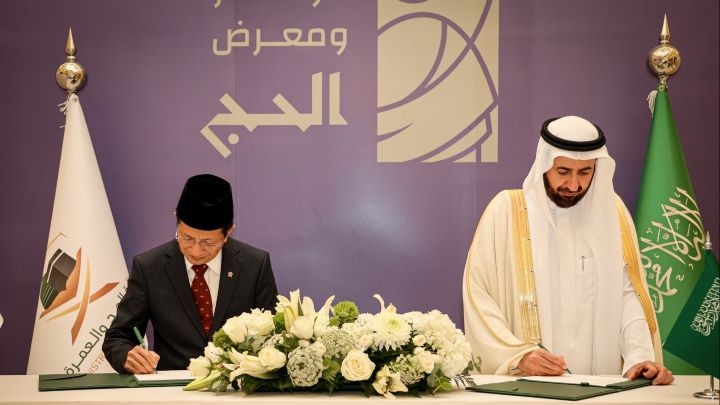 Menag Nasaruddin Umar bersama Menteri Haji dan Umrah Arab Saudi Tawfiq F. Al-Rabiah sedang menandatangani MoU Perhajian 1446 H/2025 M, Minggu (12/1/2025)