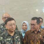 Menteri Perdagangan Budi Santoso dengan Ketua Umum Asosiasi Industri Permebelan dan Kerajinan Indonesia (Asmindo) Dedy Rochimat pada peluncuran pameran IFFINA+ 2025 di Auditorium Kementerian Perdagangan, Jakarta, Kamis (23/1/2025).