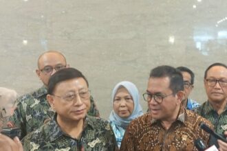 Menteri Perdagangan Budi Santoso dengan Ketua Umum Asosiasi Industri Permebelan dan Kerajinan Indonesia (Asmindo) Dedy Rochimat pada peluncuran pameran IFFINA+ 2025 di Auditorium Kementerian Perdagangan, Jakarta, Kamis (23/1/2025).