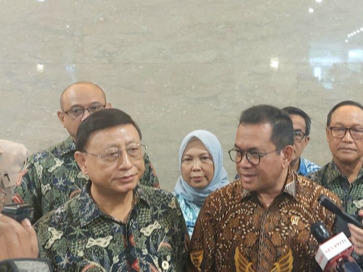 Menteri Perdagangan Budi Santoso dengan Ketua Umum Asosiasi Industri Permebelan dan Kerajinan Indonesia (Asmindo) Dedy Rochimat pada peluncuran pameran IFFINA+ 2025 di Auditorium Kementerian Perdagangan, Jakarta, Kamis (23/1/2025).