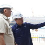 Menhan Sjafrie Sjamsoeddin bersama Direktur Utama PT PAL Indonesia Kaharuddin Djenod meninjau pembangunan Dermaga Shiplift di Fasilitas Kapal Selam PT PAL Indonesia. Foto: Kemhan