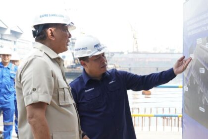 Menhan Sjafrie Sjamsoeddin bersama Direktur Utama PT PAL Indonesia Kaharuddin Djenod meninjau pembangunan Dermaga Shiplift di Fasilitas Kapal Selam PT PAL Indonesia. Foto: Kemhan