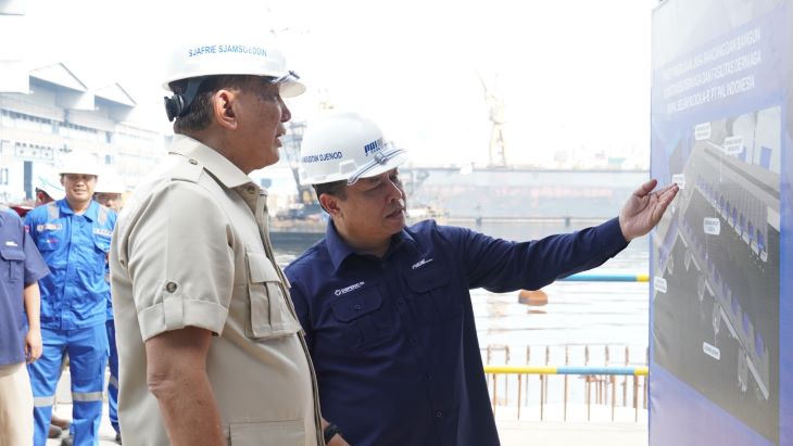 Menhan Sjafrie Sjamsoeddin bersama Direktur Utama PT PAL Indonesia Kaharuddin Djenod meninjau pembangunan Dermaga Shiplift di Fasilitas Kapal Selam PT PAL Indonesia. Foto: Kemhan