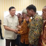 Menteri Pertahanan (Menhan) RI, Sjafrie Sjamsoeddin saat menganugerahi tanda kehormatan kepada Veteran Pembela Kemerdekaan Republik Indonesia (Seroja) di Lanud El Tari, Kupang, Nusa Tenggara Timur, Rabu (1/1/2025). Foto: Dispenad