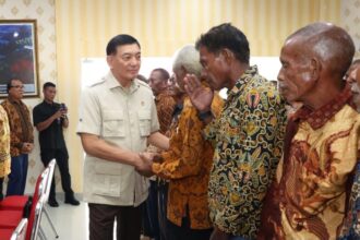 Menteri Pertahanan (Menhan) RI, Sjafrie Sjamsoeddin saat menganugerahi tanda kehormatan kepada Veteran Pembela Kemerdekaan Republik Indonesia (Seroja) di Lanud El Tari, Kupang, Nusa Tenggara Timur, Rabu (1/1/2025). Foto: Dispenad