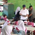 Wakil Menteri Koordinator Hukum, HAM, Imipas, Otto Hasibuan dan jajaran saat memberikan Makan Bergizi Gratis (MBG) kepada para siswa SDN Susukan 08 Pagi di Kelurahan Susukan, Kecamatan Ciracas, Jakarta Timur, pada Senin (6/1/2025) pagi. Foto: Ist