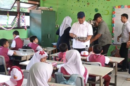 Wakil Menteri Koordinator Hukum, HAM, Imipas, Otto Hasibuan dan jajaran saat memberikan Makan Bergizi Gratis (MBG) kepada para siswa SDN Susukan 08 Pagi di Kelurahan Susukan, Kecamatan Ciracas, Jakarta Timur, pada Senin (6/1/2025) pagi. Foto: Ist