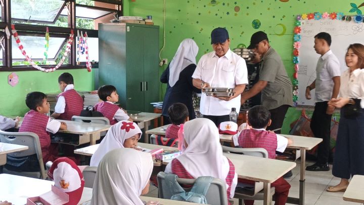 Wakil Menteri Koordinator Hukum, HAM, Imipas, Otto Hasibuan dan jajaran saat memberikan Makan Bergizi Gratis (MBG) kepada para siswa SDN Susukan 08 Pagi di Kelurahan Susukan, Kecamatan Ciracas, Jakarta Timur, pada Senin (6/1/2025) pagi. Foto: Ist