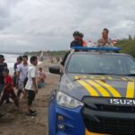 Mobil polisi mengevakuasi anggota Polsek Pagerageung yang menolong wisatawan tenggelam di Pantai Pangandaran. Foto: Humas polri