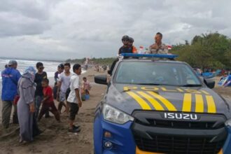 Mobil polisi mengevakuasi anggota Polsek Pagerageung yang menolong wisatawan tenggelam di Pantai Pangandaran. Foto: Humas polri