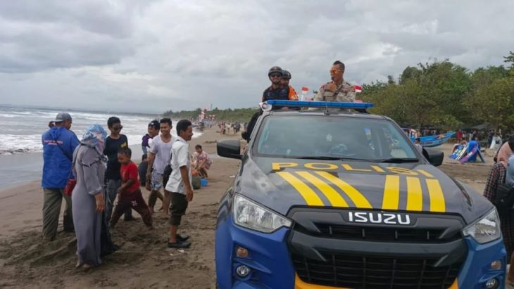 Mobil polisi mengevakuasi anggota Polsek Pagerageung yang menolong wisatawan tenggelam di Pantai Pangandaran. Foto: Humas polri