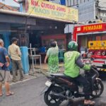 Sejumlah petugas Damkar mengamankan lokasi rumah makan Gudeg Jowo milik Suyanto, 40, di Jalan Masjid, RT 02/01, Kel. Gedong, Kec. Pasar Rebo, yang terbakar pada Kamis (16/1/2025) pagi. Foto: Ist