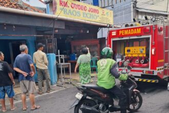 Sejumlah petugas Damkar mengamankan lokasi rumah makan Gudeg Jowo milik Suyanto, 40, di Jalan Masjid, RT 02/01, Kel. Gedong, Kec. Pasar Rebo, yang terbakar pada Kamis (16/1/2025) pagi. Foto: Ist