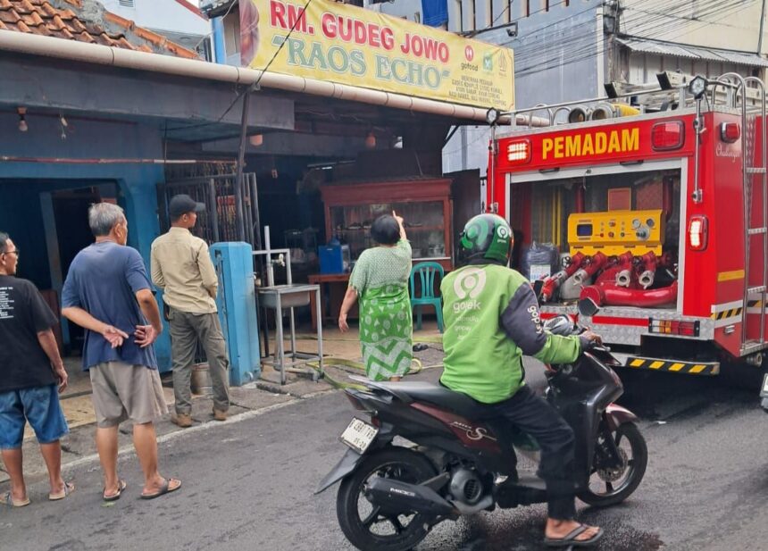 Sejumlah petugas Damkar mengamankan lokasi rumah makan Gudeg Jowo milik Suyanto, 40, di Jalan Masjid, RT 02/01, Kel. Gedong, Kec. Pasar Rebo, yang terbakar pada Kamis (16/1/2025) pagi. Foto: Ist