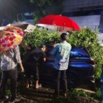 Wali Kota Jakarta Selatan, Munjirin bersama jajaran Pemkot saat penanganan pohon beringin tumbang di Jalan Bulungan, RT 011 RW 07, Kelurahan Kramat Pela, Kecamatan Kebayoran Baru, Jumat (31/1/2025) dini hari. Foto: Ist