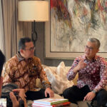 Menteri Perdagangan RI, Budi Santoso (ki) melakukan pertemuan bilateral dengan Menteri Investasi, Perdagangan, dan Industri Malaysia, Tengku Datuk Seri Utama Zafrul Bin Tengku Abdul Aziz di Malaysia. Foto: dok Kemendag.