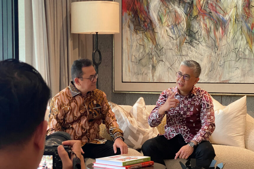 Menteri Perdagangan RI, Budi Santoso (ki) melakukan pertemuan bilateral dengan Menteri Investasi, Perdagangan, dan Industri Malaysia, Tengku Datuk Seri Utama Zafrul Bin Tengku Abdul Aziz di Malaysia. Foto: dok Kemendag.