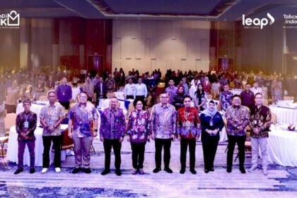 Owner Sasongko Logam (Seller PaDi UMKM) Uun Sismiyardi (Paling Kiri), Kadiv Pengadaan & Logistik Nursapto Edi Prabowo (Kedua dari Kiri), VP Pengadaan EPC dan Investasi Nindya Karya (Ketiga dari Kiri), EVP Manajemen Rantai Pasok PT PLN Pandi (Keempat dari Kiri), Staf Ahli Bidang Keuangan dan Pengembangan UMKM Kementerian BUMN Loto Srinaita Ginting (Tengah), Chief Economist Bank Mandiri Andry Asmoro (Tengah), Synergy Team Project Leader MSME, Logistik & SOE Kuncoro Wastuwibowo (Keempat dari Kanan), Direktur Keuangan dan Manajemen Risiko Perum LKBN Antara Nina Kurnia Dewi (Ketiga dari Kanan), Direktur Umum PT Pegadaian Gunawan Sulistyo (Kedua dari Kanan), dan VP Product Commerce PaDi UMKM (Bayu Surya Adi Saputra) dalam acara PaDi Business Matching, beberapa waktu yang lalu di Ballroom The Gade, Jakarta. Foto: Telkom Indonesia
