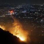 Otoritas Los Angeles mengerahkan pasukan pemadaman api melalui udara untuk membendung penyebaran api di Palisades ke arah timur Los Angeles. (Foto: AP)