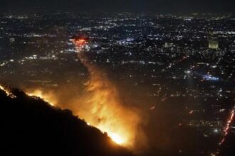 Otoritas Los Angeles mengerahkan pasukan pemadaman api melalui udara untuk membendung penyebaran api di Palisades ke arah timur Los Angeles. (Foto: AP)