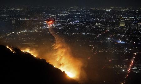 Otoritas Los Angeles mengerahkan pasukan pemadaman api melalui udara untuk membendung penyebaran api di Palisades ke arah timur Los Angeles. (Foto: AP)