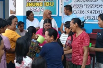 Suasana pembagian makanan kacang hijau di pos pengungsian SMK Akesibu, Halmahera Barat, pada Rabu (29/1/2025) pagi. Foto: Satgas PB Erupsi Gunung Ibu