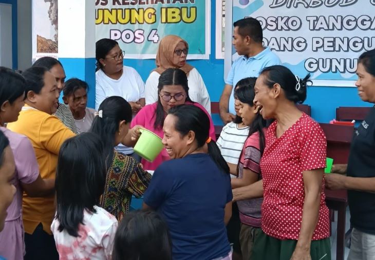 Suasana pembagian makanan kacang hijau di pos pengungsian SMK Akesibu, Halmahera Barat, pada Rabu (29/1/2025) pagi. Foto: Satgas PB Erupsi Gunung Ibu