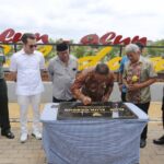 Penjabat (Pj) Wali Kota Tangerang, Nurdin, tengah menandatangani prastasti saat peresmian Alun-alun Ciledug, Kamis (30/1). Foto: ist