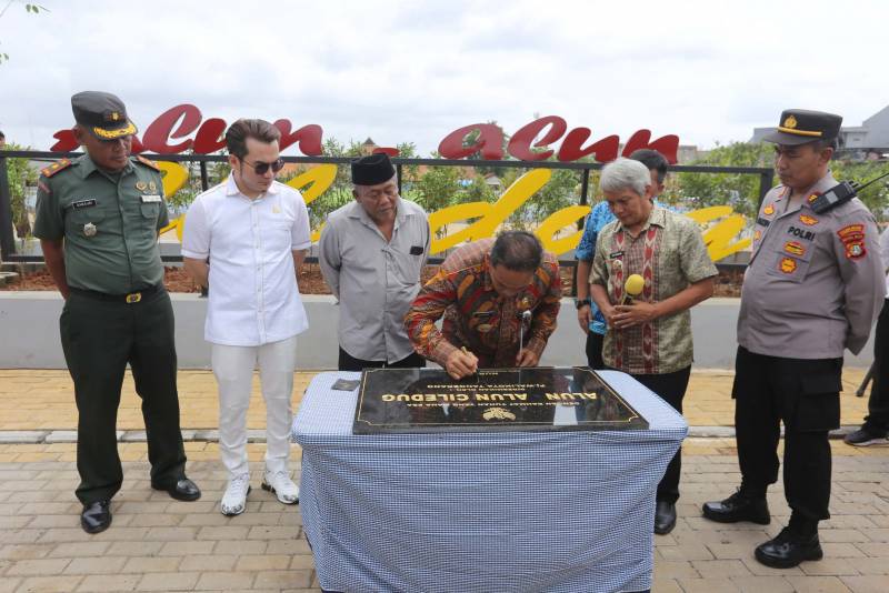 Penjabat (Pj) Wali Kota Tangerang, Nurdin, tengah menandatangani prastasti saat peresmian Alun-alun Ciledug, Kamis (30/1). Foto: ist