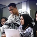 PT Telkom Indonesia (Persero) Tbk (Telkom) menghadirkan Pijar Sekolah, platform digital ini dilengkapi dengan fitur Pengaturan Nilai yang dapat dimanfaatkan oleh guru untuk mengunggah laporan hasil belajar siswa secara online, sehingga dapat membantu meningkatkan efisiensi kerja guru dengan mengelola dan menghasilkan laporan nilai siswa secara lebih cepat dan akurat. Foto: Telkom Indonesia