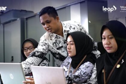 PT Telkom Indonesia (Persero) Tbk (Telkom) menghadirkan Pijar Sekolah, platform digital ini dilengkapi dengan fitur Pengaturan Nilai yang dapat dimanfaatkan oleh guru untuk mengunggah laporan hasil belajar siswa secara online, sehingga dapat membantu meningkatkan efisiensi kerja guru dengan mengelola dan menghasilkan laporan nilai siswa secara lebih cepat dan akurat. Foto: Telkom Indonesia