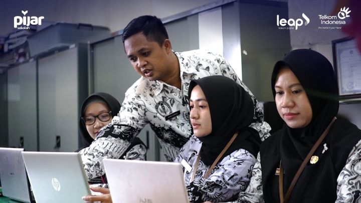 PT Telkom Indonesia (Persero) Tbk (Telkom) menghadirkan Pijar Sekolah, platform digital ini dilengkapi dengan fitur Pengaturan Nilai yang dapat dimanfaatkan oleh guru untuk mengunggah laporan hasil belajar siswa secara online, sehingga dapat membantu meningkatkan efisiensi kerja guru dengan mengelola dan menghasilkan laporan nilai siswa secara lebih cepat dan akurat. Foto: Telkom Indonesia