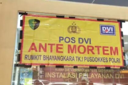 Data pembanding dari Balai Kesehatan Penerbangan untuk mengidentifikasi kru pesawat korban kebakaran Glodok Plaza, Jakarta Barat, diterima akan dicocokkan dengan data post mortem dari jenazah oleh Tim Disaster Victim Identification (DVI) Polri, Selasa (28/1/2025). Foto: Ist