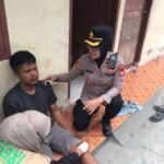 Kapolsek Tambun Selatan, Kompol Wuryanti saat turun langsung memberikan bantuan trauma healing kepada para korban selamat, termasuk Warsono (30), yang mengalami luka di tangan dan kaki. Foto: Dok Seksi Humas Polsek Tambun Selatan