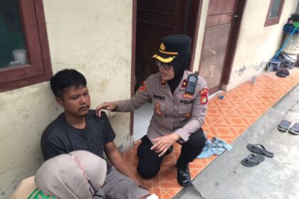 Kapolsek Tambun Selatan, Kompol Wuryanti saat turun langsung memberikan bantuan trauma healing kepada para korban selamat, termasuk Warsono (30), yang mengalami luka di tangan dan kaki. Foto: Dok Seksi Humas Polsek Tambun Selatan