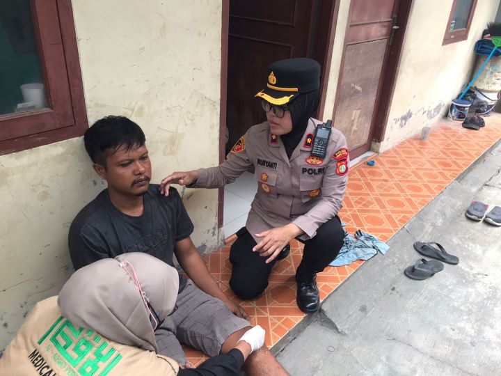 Kapolsek Tambun Selatan, Kompol Wuryanti saat turun langsung memberikan bantuan trauma healing kepada para korban selamat, termasuk Warsono (30), yang mengalami luka di tangan dan kaki. Foto: Dok Seksi Humas Polsek Tambun Selatan