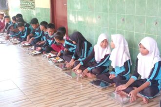 Suasana sejumlah murid sekolah dasar di wilayah Susukan, Ciracas, Jakarta Timur, saat mendapatkan makan bergizi gratis (MBG) dengan menu disajikan pada 6 Januari 2025 meliputi nasi, ayam, tahu, sayur bayam dan jagung, dan semangka. Foto: Ist