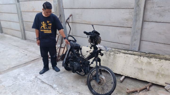 Kepolisian Polsek Jatinegara mengamankan barang bukti motor Honda Revo milik warga bernopol B 6260 SWU yang hangus dibakar saat kejadian tawuran di Mall Bassura, Jakarta Timur, pada Kamis (2/1/2025). Foto: Joesvicar Iqbal/ipol.id