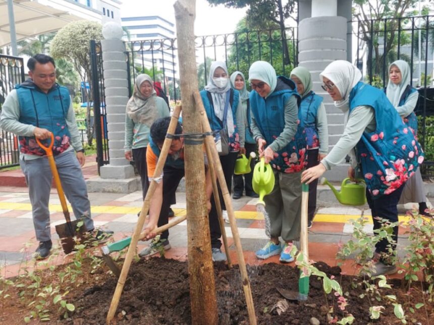 Penanaman pohon Tabebuya di sepanjang jalur hijau Jalan Senen Raya, Pasar Baru, Sawah Besar. Foto: Ist