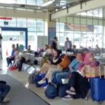 Sejumlah calon penumpang bus Antar Kota Antar Provinsi (AKAP) memadati ruang keberangkatan di Terminal Terpadu Pulogebang, Cakung, Jakarta Timur, pada libur panjang Isra Mi'raj dan Imlek 2576 Kongzili. Foto: Dok/ipol.id