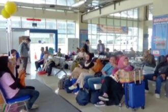 Sejumlah calon penumpang bus Antar Kota Antar Provinsi (AKAP) memadati ruang keberangkatan di Terminal Terpadu Pulogebang, Cakung, Jakarta Timur, pada libur panjang Isra Mi'raj dan Imlek 2576 Kongzili. Foto: Dok/ipol.id