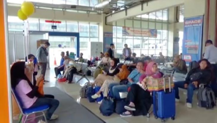 Sejumlah calon penumpang bus Antar Kota Antar Provinsi (AKAP) memadati ruang keberangkatan di Terminal Terpadu Pulogebang, Cakung, Jakarta Timur, pada libur panjang Isra Mi'raj dan Imlek 2576 Kongzili. Foto: Dok/ipol.id