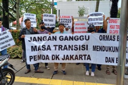 Sejumlah masyarakat Betawi dan Mahasiswa menggelar aksi damai di depan Gedung Balaikota DKI Jakarta.(Foto Sofian/ipol.id)