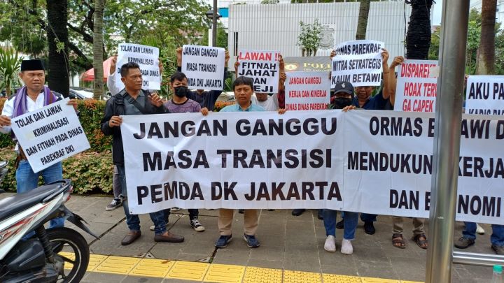 Sejumlah masyarakat Betawi dan Mahasiswa menggelar aksi damai di depan Gedung Balaikota DKI Jakarta.(Foto Sofian/ipol.id)