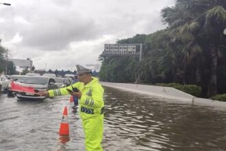 Banjir melanda ruas Tol Sedyatmo KM 31+200 arah Bandara Soekarno-Hatta (Soetta), Cengkareng, Jakarta Barat pada, Rabu (29/1/2025) pagi. (Foto: X @TMCPoldaMetro)