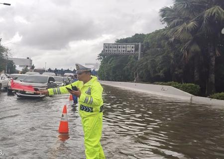 Banjir melanda ruas Tol Sedyatmo KM 31+200 arah Bandara Soekarno-Hatta (Soetta), Cengkareng, Jakarta Barat pada, Rabu (29/1/2025) pagi. (Foto: X @TMCPoldaMetro)