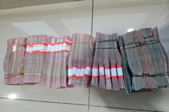 Polres Metro Jakarta Pusat mengamankan pelaku pencurian ART berinisial R, 20, bersama barang bukti uang senilai Rp 302 juta milik majikannya di kawasan Gambir, pada Senin (20/1/2025). Foto: Ist